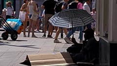 Des personnes se rafraîchissent dans une plage urbaine au parc Madrid Rio à Madrid, en Espagne - Le 13 juillet 2022