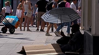 Des personnes se rafraîchissent dans une plage urbaine au parc Madrid Rio à Madrid, en Espagne - Le 13 juillet 2022