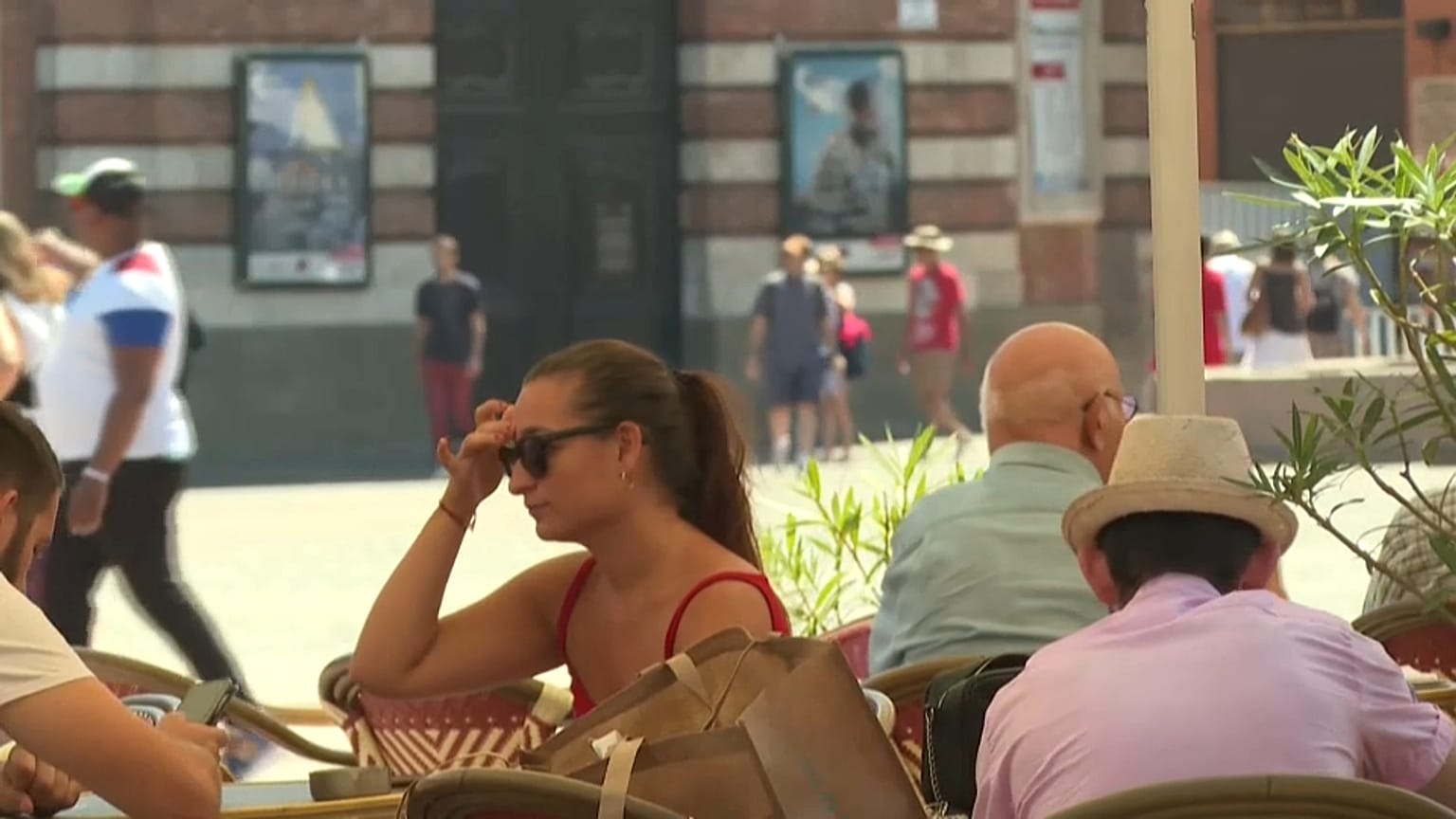 Une terrasse à Toulouse, écrasée de chaleur