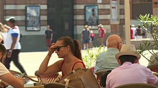 Une terrasse à Toulouse, écrasée de chaleur