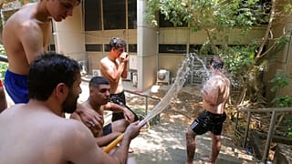 Seguidores del clérigo chiíta Muqtada al-Sadr en medio de una sentada dentro del edificio del Parlamento, en Bagdad, Irak, el martes 2 de agosto de 2022. 