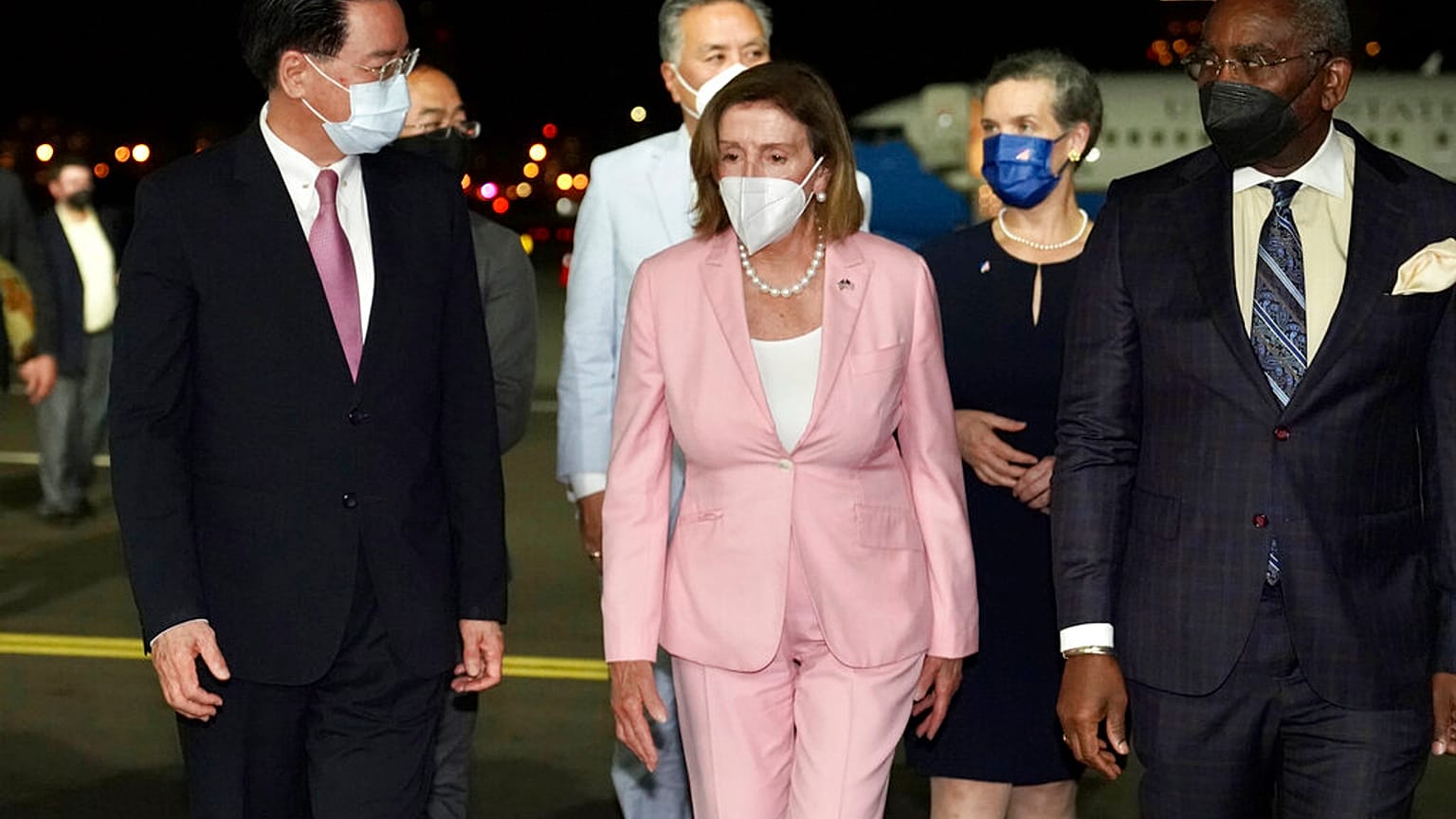 Pelosi wird von Taiwans Außenminister Joseph Wu in Taipeh empfangen. 