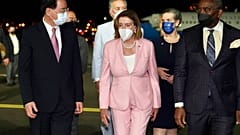Pelosi wird von Taiwans Außenminister Joseph Wu in Taipeh empfangen. 