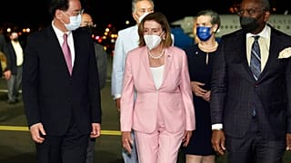 Pelosi wird von Taiwans Außenminister Joseph Wu in Taipeh empfangen.
