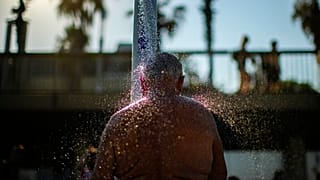 Abkühlung am Strand von Barcelona.