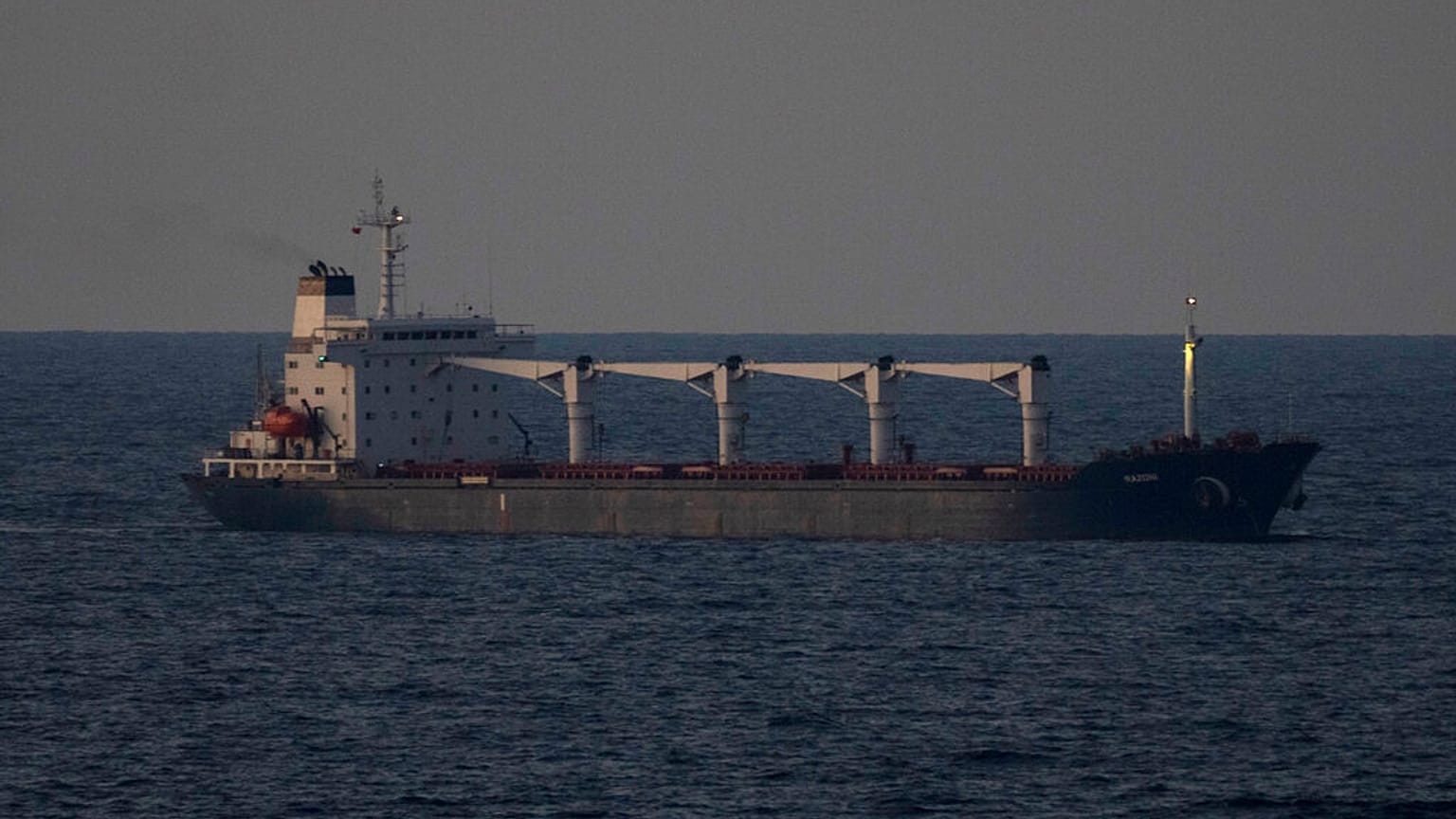 El buque de carga Razoni llega a la entrada del estrecho del Bósforo en Estambul, Turquía, el martes 2 de agosto de 2022