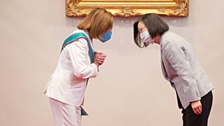 Спикер Палаты представителей США Нэнси Пелоси встречается с президентом Тайваня Цай Инвэнь.