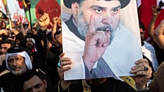 مناصرو الزعيم الشيعي مقتدى الصدر يحتجون في البصرة جنوب العراق