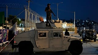 مقاتل طالبان فوق دبابة في كابول.