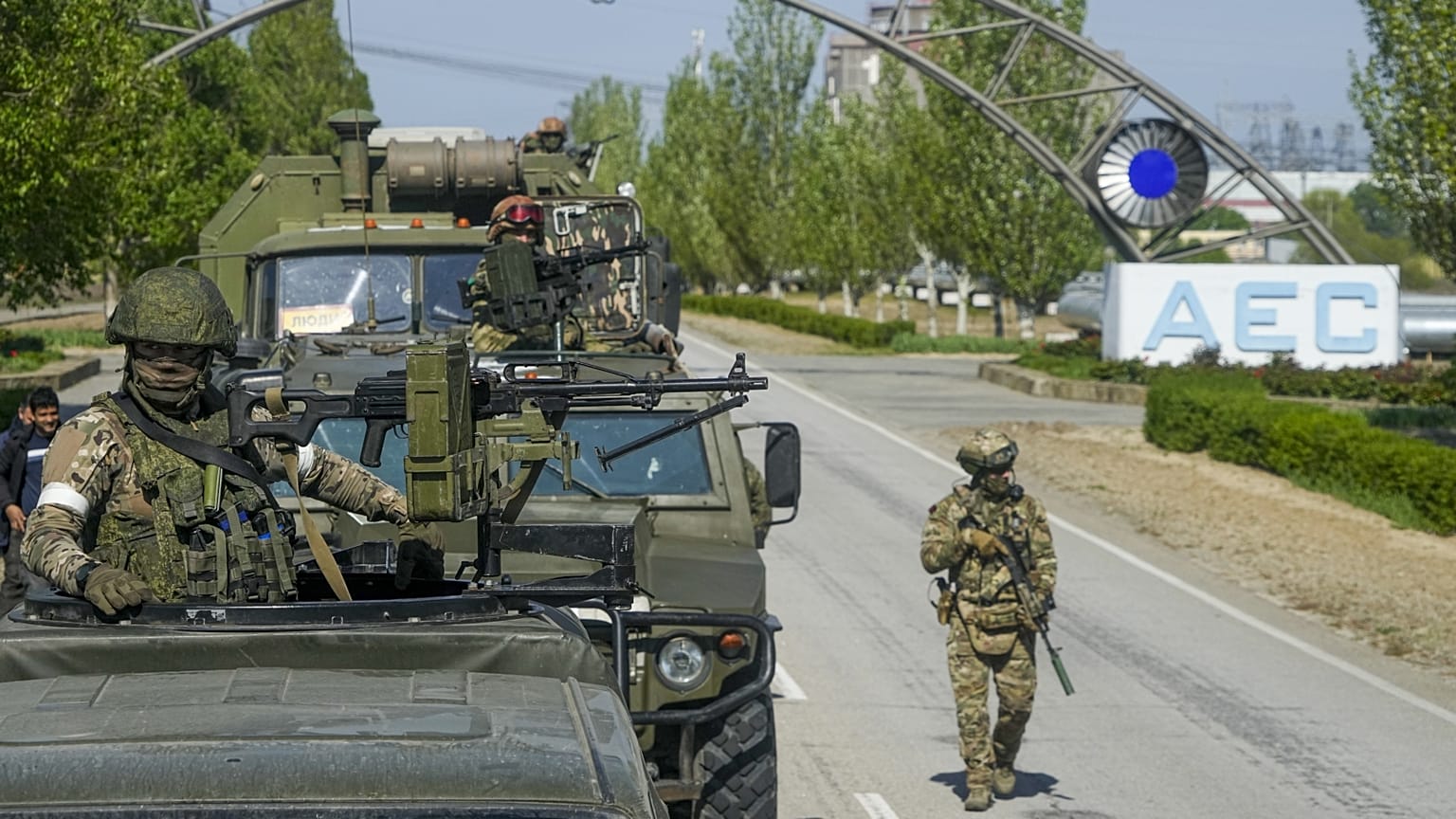 Orosz katonák a megszállt zaporizzsjai atomerőműnél