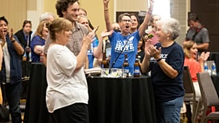 Les défenseurs du droit à l'avortement célèbrent leur victoire au Kansas, le 02 août 2022.