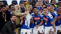 رئيس نابولي أوريليو دي لورينتيس يحتفل بعد فوز نابولي بكأس إيطاليا سنة 2020 