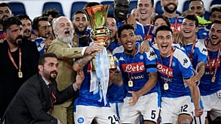 رئيس نابولي أوريليو دي لورينتيس يحتفل بعد فوز نابولي بكأس إيطاليا سنة 2020 