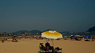 Am Strand von Laredo in Nordspanien