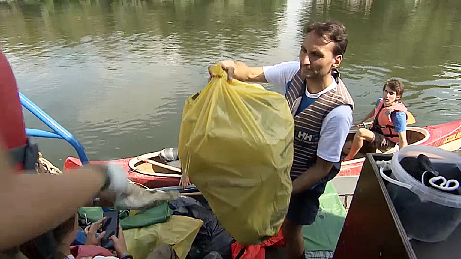 Les bateaux utilisés par les participants doivent être construits autant que possible en matériaux recyclés et limiter leur utilisation d'énergies fossiles