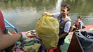 Les bateaux utilisés par les participants doivent être construits autant que possible en matériaux recyclés et limiter leur utilisation d'énergies fossiles