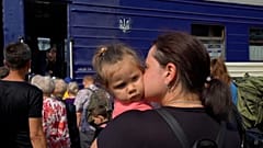 Eine Mutter mit ihrem Kind auf der Flucht aus der Region Donezk