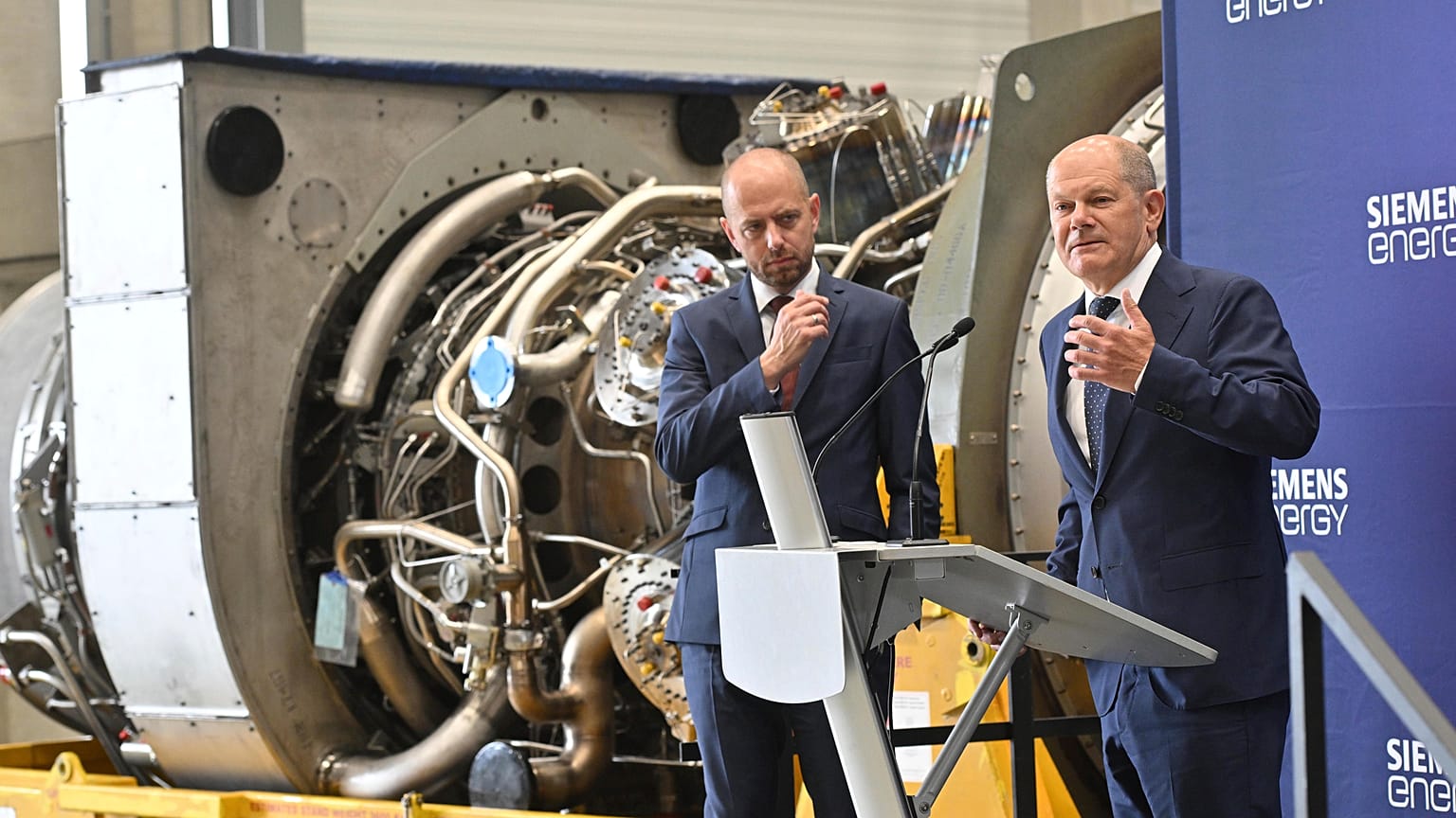 El canciller alemán Olaf Scholz visitando la planta de Siemens Energy de Mülheim, en el oeste de Alemania