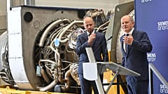 El canciller alemán Olaf Scholz visitando la planta de Siemens Energy de Mülheim, en el oeste de Alemania