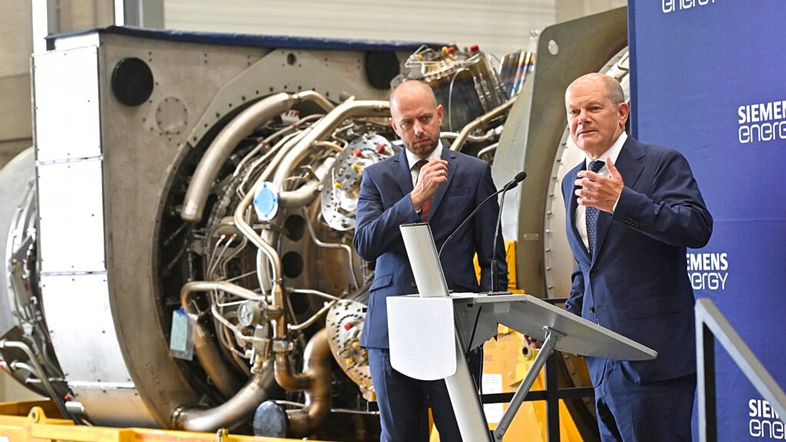 Almanya Başbakanı Olaf Scholz (sağda)