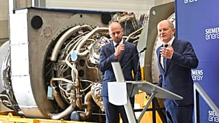 Almanya Başbakanı Olaf Scholz (sağda)
