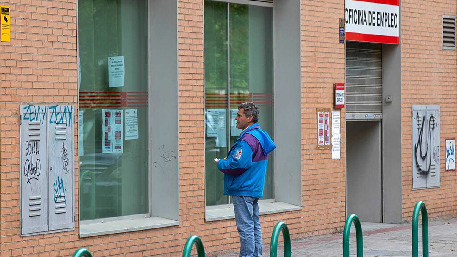 Imagen de archivo. Un hombre mira las ofertas de empleo en una oficina de Madrid.