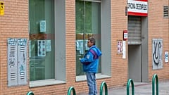 На этой фотографии, сделанной во вторник, 28 апреля 2020 г., мужчина рассматривает объявления на окне бюро по трудоустройству в Мадриде.