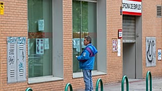 На этой фотографии, сделанной во вторник, 28 апреля 2020 г., мужчина рассматривает объявления на окне бюро по трудоустройству в Мадриде.