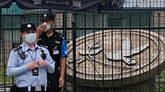 عناصر أمن صيني يقفون خارج سفارة الولايات المتحدة في بكين. 2022/08/03