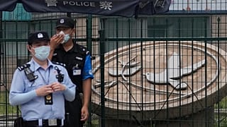 عناصر أمن صيني يقفون خارج سفارة الولايات المتحدة في بكين. 2022/08/03