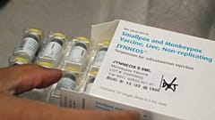 Eine Tablette mit Ampullen des Jynneos-Impfstoffs gegen Affenpocken; 29. Juli 2022, in der Impfstoffzentrale des Zuckerberg San Francisco General Hospitals