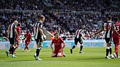 ديوغو جوتا لاعب ليفربول راكعًا خلال مباراة كرة القدم في الدوري الإنجليزي الممتاز بين نيوكاسل يونايتد وليفربول في ملعب سانت جيمس بارك في نيوكاسل.