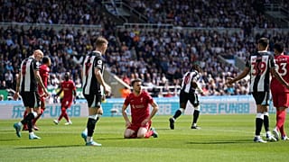 ديوغو جوتا لاعب ليفربول راكعًا خلال مباراة كرة القدم في الدوري الإنجليزي الممتاز بين نيوكاسل يونايتد وليفربول في ملعب سانت جيمس بارك في نيوكاسل.