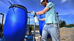Un technicien vérifie la qualité de l'eau dans une station d'épuration à Saint-Jean-de-Cornies dans le sud de la France  - juillet 2022