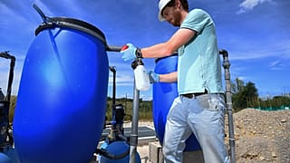 Un technicien vérifie la qualité de l'eau dans une station d'épuration à Saint-Jean-de-Cornies dans le sud de la France - juillet 2022
