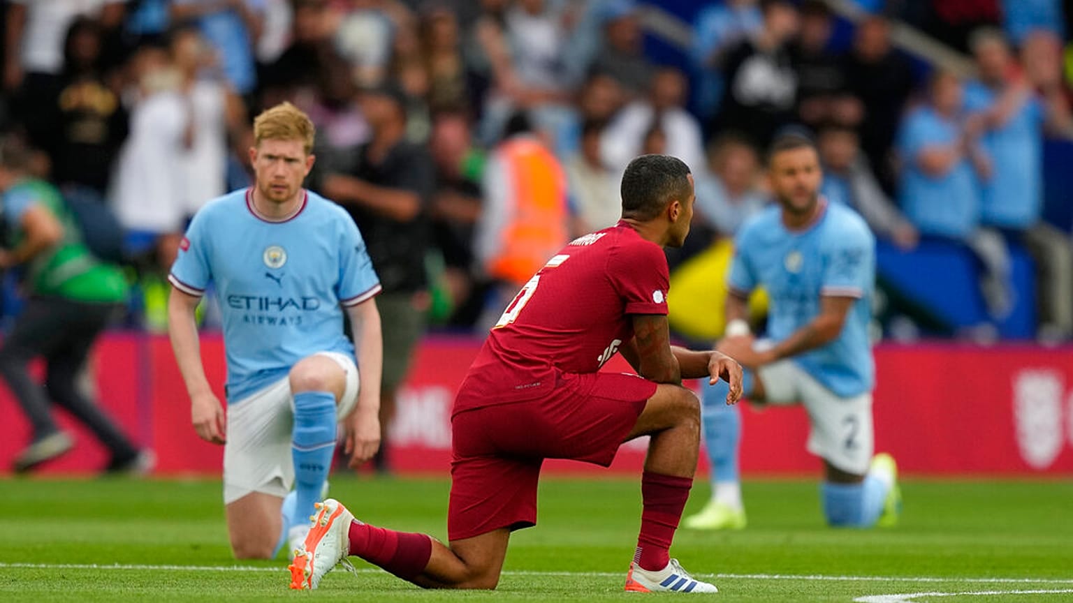 Die Spieler Thiago (M.) und Kevin De Bruyne (l.) beim Kniefall vor einem Fußballspiel zwischen dem FC Liverpool und Manchester City