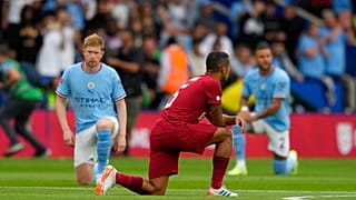 Die Spieler Thiago (M.) und Kevin De Bruyne (l.) beim Kniefall vor einem Fußballspiel zwischen dem FC Liverpool und Manchester City