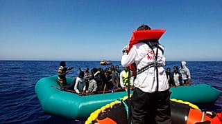 Μέλος ΜΚΟ που επιχειρεί στη Μεσόγειο (φωτογραφία αρχείου)