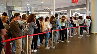 Menschen stehen Schlange vor einer H&M-Filiale in St. Petersburg, 03.08.2022