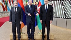 Nikol Paşinyan (solda), Charles Michel,  İlham Aliyev (sağda)