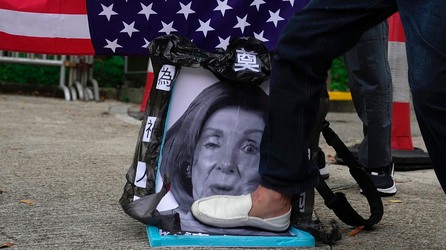 Акция протеста против "американской провокации" у посольства США в Гонконге, 4 августа 2022 г.