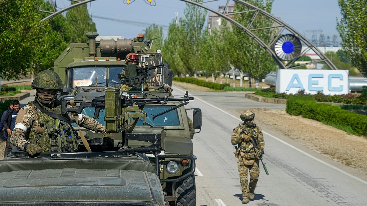 Российские военные контролируют дорогу, ведущую к Запорожской АЭС. 1 мая 2022 года