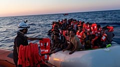 Seenotretter der "Sea-Watch 3" verteilen Rettungswesten an 108 Menschen in einem Boot in Seenot im zentralen Mittelmeer