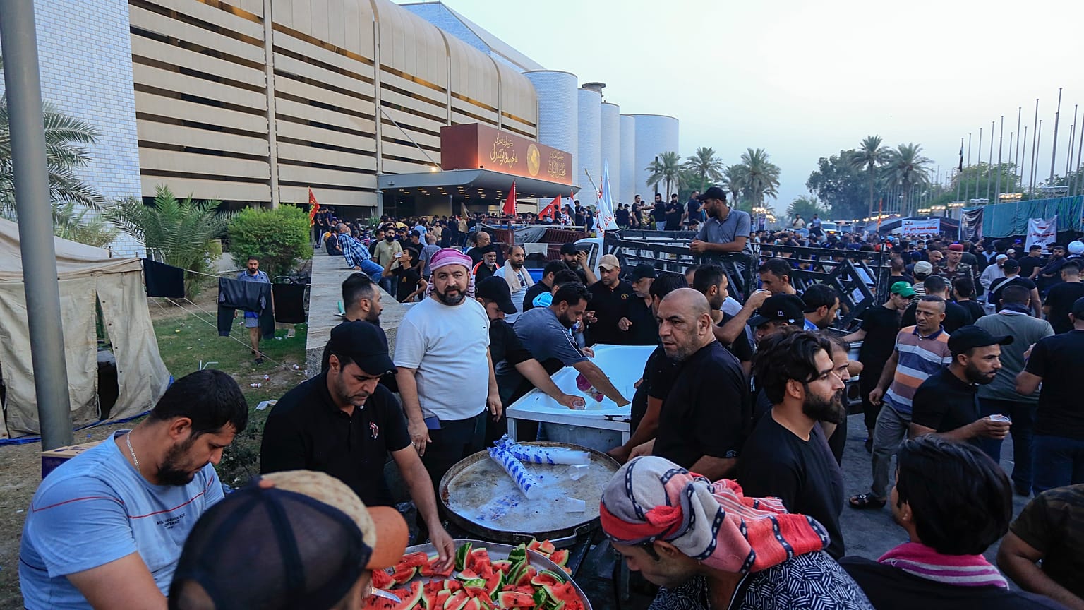 مؤيدون لمقتدى الصدر يوزعون الطعام أمام البرلمان العراقي 