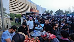 مؤيدون لمقتدى الصدر يوزعون الطعام أمام البرلمان العراقي 