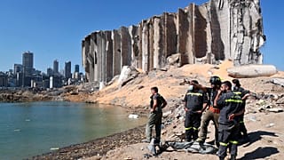 ARQUIVO - As marcas da destruição de há dois anos mantêm-se no Porto de Beirute