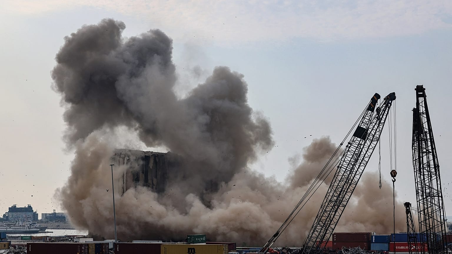 Une partie des silos à grains du port de Beyrouth s'effondre