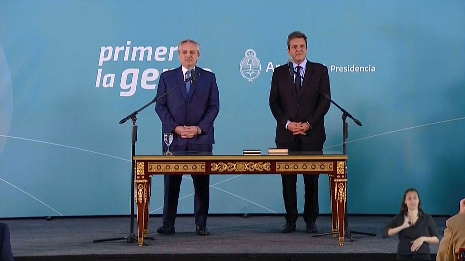 Sergio Massa junto a Alberto Fernández en el juramento del cargo como ministro de Economía. 