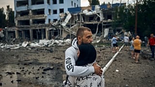 Мирные жители реагируют на российский удар по Николаеву.