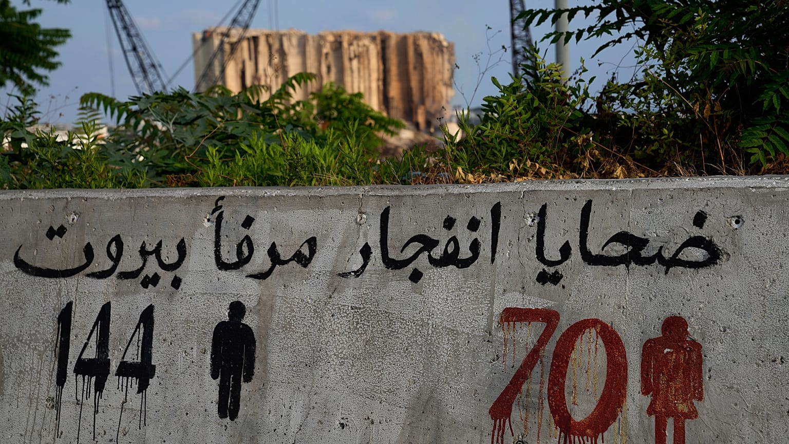 صورة غرافيتي على حائط مقابل مرفأ بيروت كتب عليها عدد الضحايا من النساء والرجال